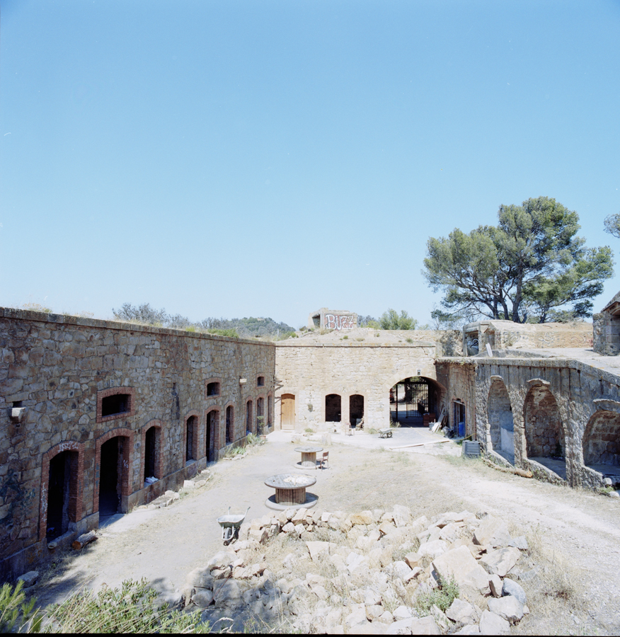 Cour intérieure ; ailes de casernement au fond et à gauche, batterie principale à droite.