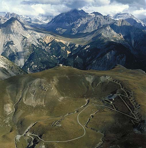 Vue aérienne d'ensemble prise du sud. A gauche, le blockhaus.