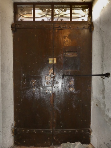 Partie nord. Rez-de-chaussée surélevé, vestibule. Mur ouest, porte du logis.