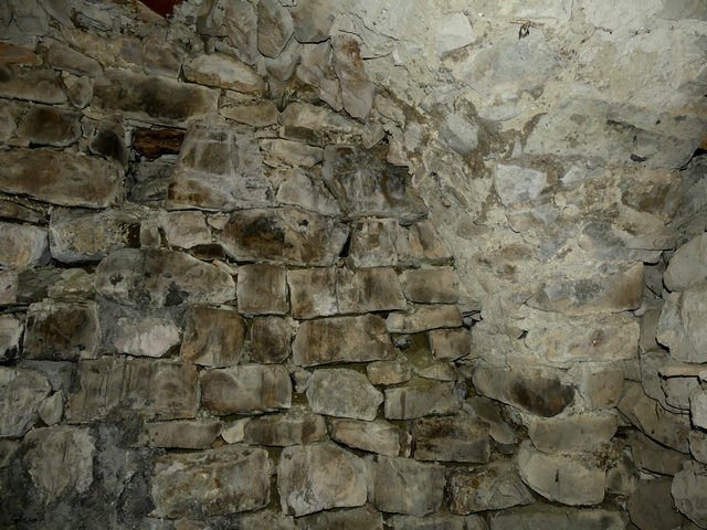 Etage de soubassement, étable-cellier. Mur nord, collage de la voûte sur la maçonnerie du mur.