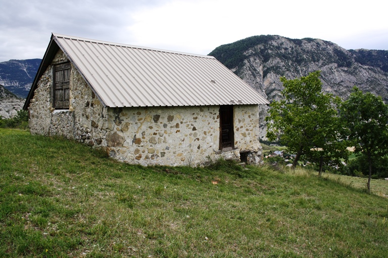 Thorame-Haute (le Pré Malfait). Entrepôt agricole multifonctionnel : polyvalent avec fenil et logement ponctuel.