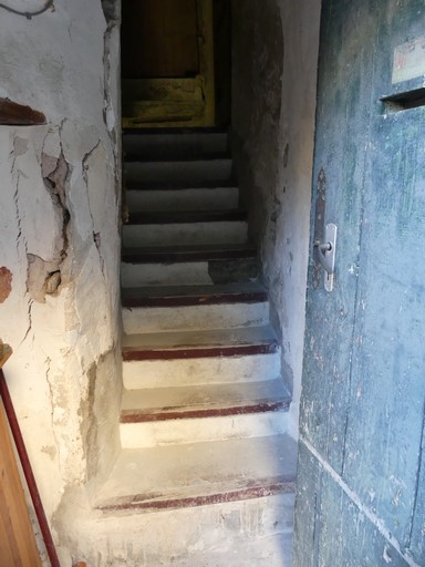 Escalier menant à un logis en étage. Maison située rue du Château au bourg de Ribiers (parcelle 1998 E2 672).
