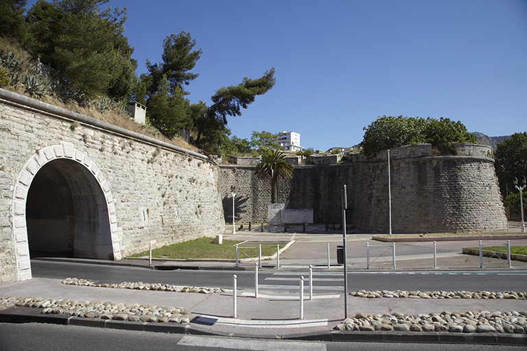 Porte d'Italie. Partie gauche de la courtine 6-7, et brisure d'axe au raccord avec le flanc retiré du bastion 7.