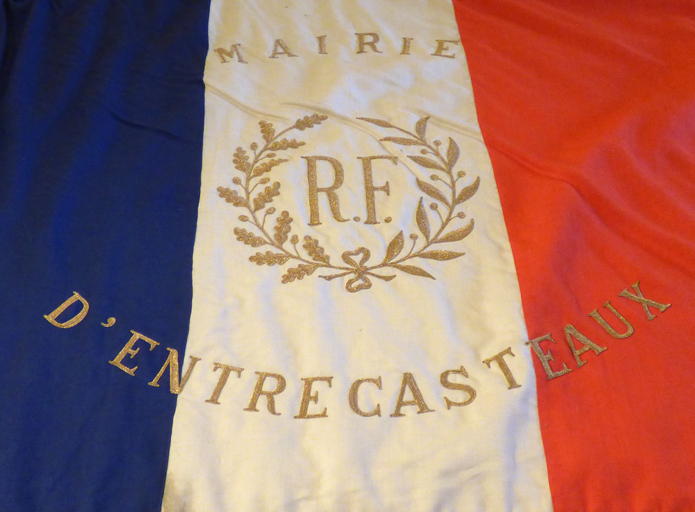 drapeau de la mairie d'Entrecasteaux