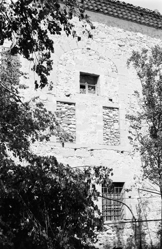 Ancien prieuré. Façade ouest. Porte-fenêtre murée.