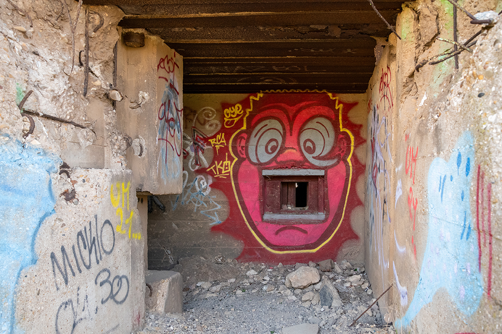 Poste de direction de tir type M 178, porte et couloir d'entrée en chicane avec créneau dans l'axe