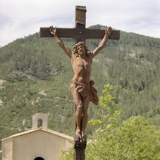 calvaire édicule, croix monumentale, statue : Christ en croix