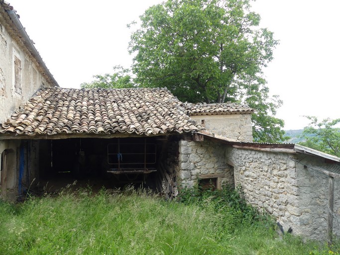 Partie est. Vue prise du sud de la remise formant porche.