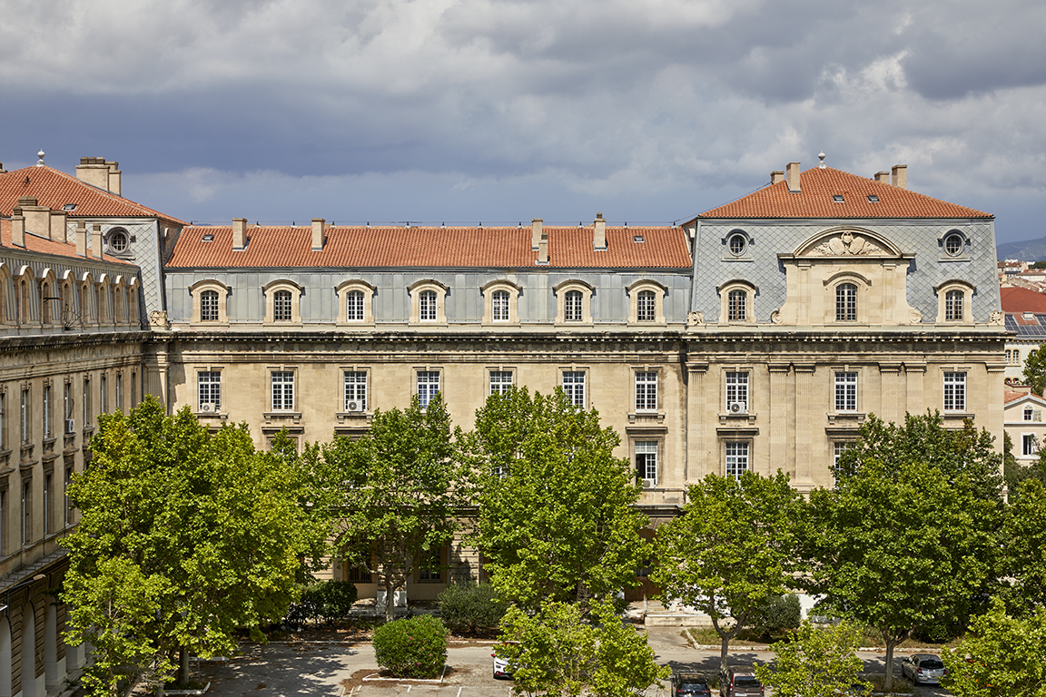 Bâtiment principal, vue de la façade sur cour de l'aile Est et pavillon Sud-Est.