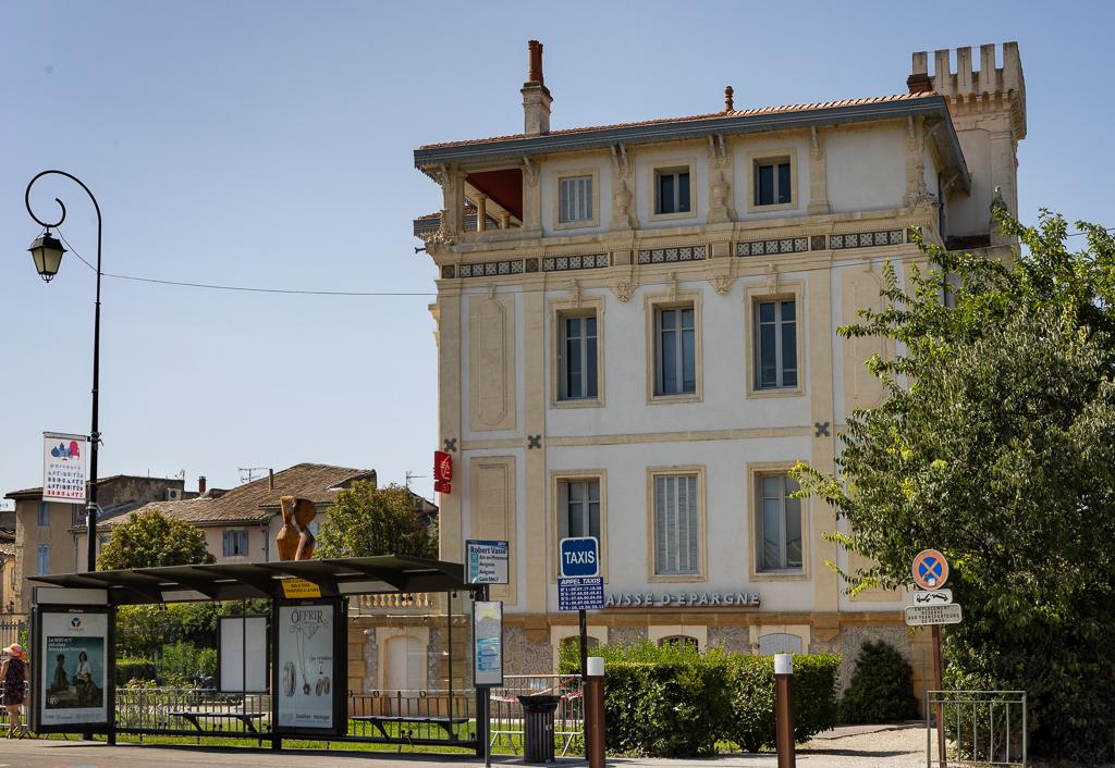 Façade sud-est : vue depuis l'avenue des Quatre Otages. 