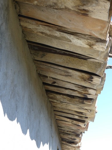 Avant-toit constitué du débord de la couverture (liteaux et tuiles). Bâtiment au quartier de Barbelle (Ribiers).