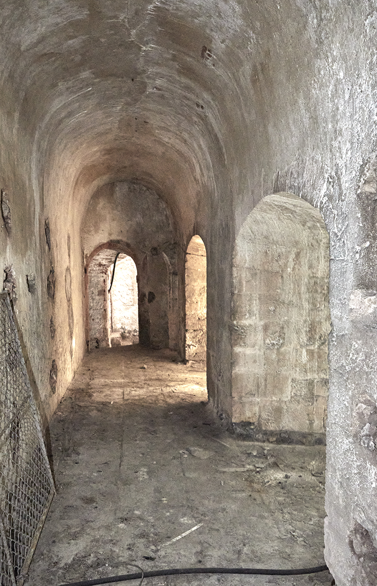Fort St Nicolas : intérieur du bastion nord-ouest du donjon, dit de Mazarin, casemate de défense du flanc gauche.