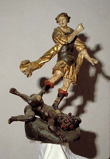 groupe sculpté (statuette) : saint Michel terrassant le dragon