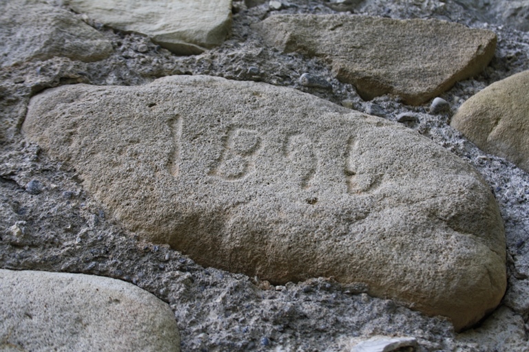 Entrepôt agricole multifonctionnel à Chapelle Saint-Roch (parcelle A 269) : date portée (1896) inscrite sur un moellon de grès dans l'étable à l'étage de soubassement..