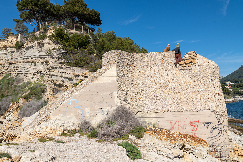 La casemate allemande remaniée de l'extrémité du cap et son mur de flanquement, au pied de la batterie