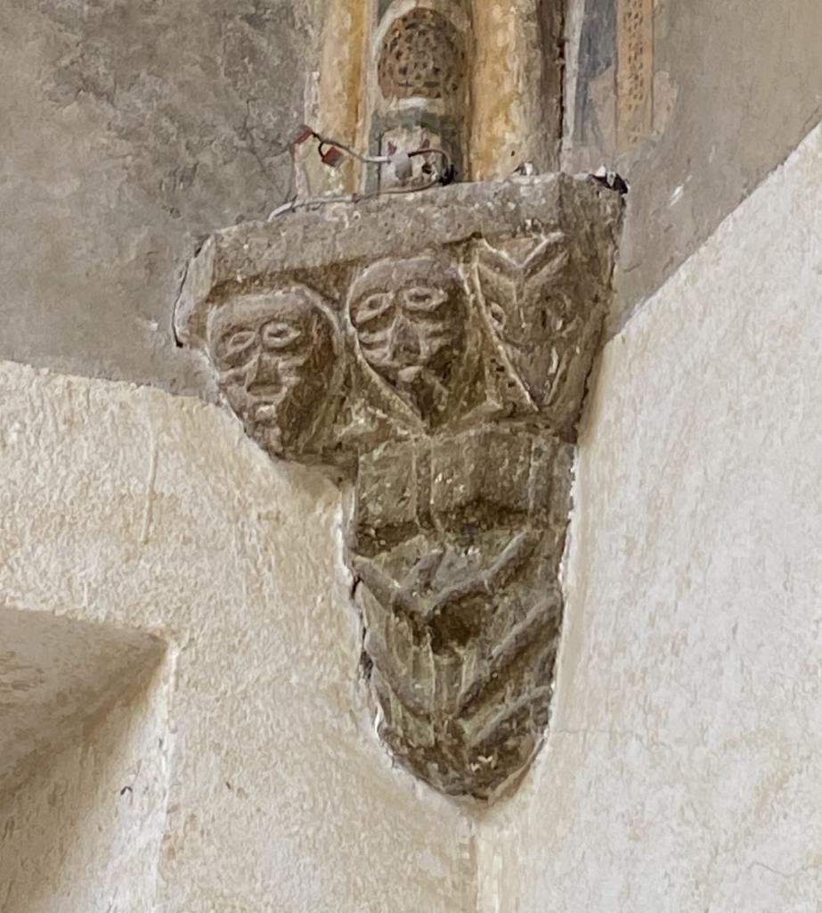 Culot nord-ouest de la chapelle occidentale.