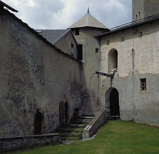Château : front est et porte d'accès au donjon.