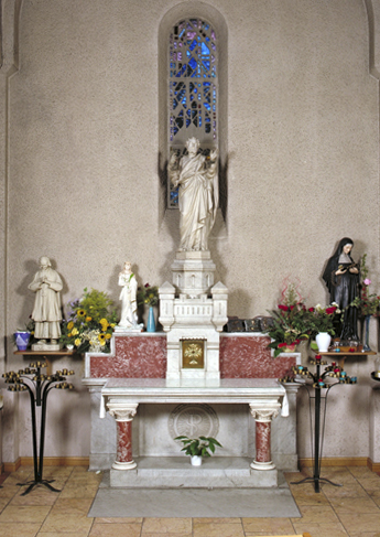 ensemble des autels secondaires de saint Pierre et de sainte Thérèse de Lisieux (2 autels, 2 gradins d'autels, 2 tabernacles, thabor)