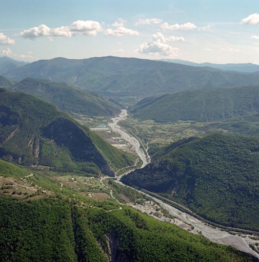 La vallée du Var entre la clue de Gueydan (à l'extrême droite) et la clue d'Entrevaux (au fond) ; au premier plan, le hameau du Coulet ; derrière, le coteau et la clue d'Agnerc. Vue aérienne prise du nord-ouest.