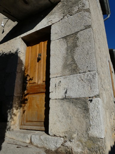 Porte de logis à linteau droit monolithe, dont le piédroit est commun avec la chaîne d'angle. Maison située au village d'Antonaves (parcelle 1983 A2 419).
