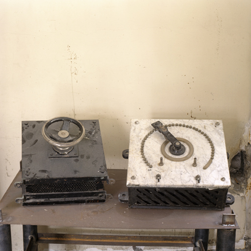 ensemble de deux machines à mesurer des paramètres électriques (rhéostats)