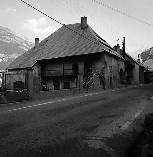 Saint-Martin. Parcelle 27. Vue de volume prise du sud-est. Le toit à croupes est couvert d'ardoises mécaniques.