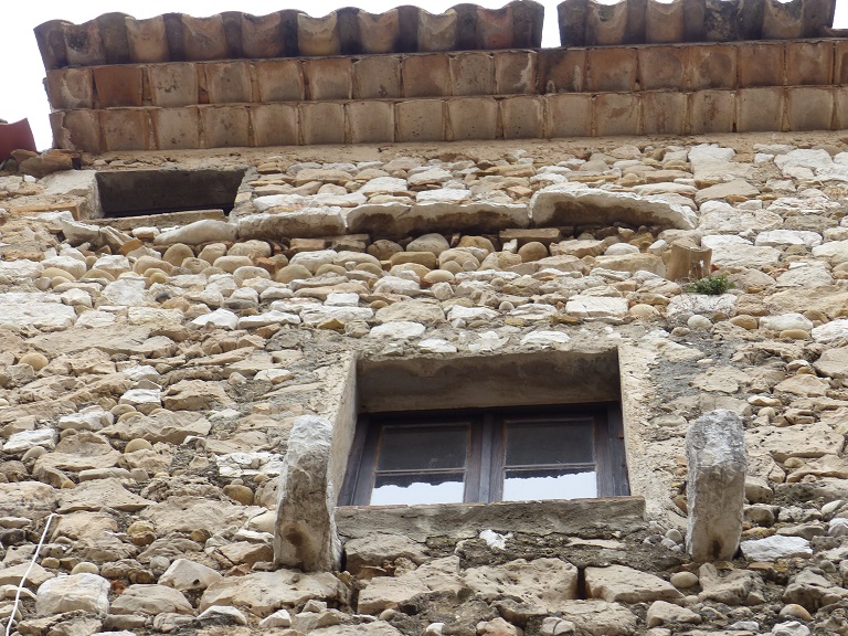 Elévation est, troisième et quatrième niveaux. Baie de logis soulignée de deux corbeaux monolithes et ancien séchoir en partie obstrué.