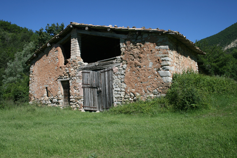 entrepôts agricoles ; cabanes ; bergeries