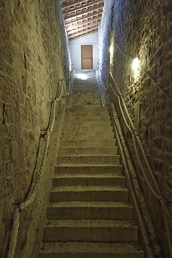 Front de gorge, escalier d'accès du magasin en caverne de 1891.