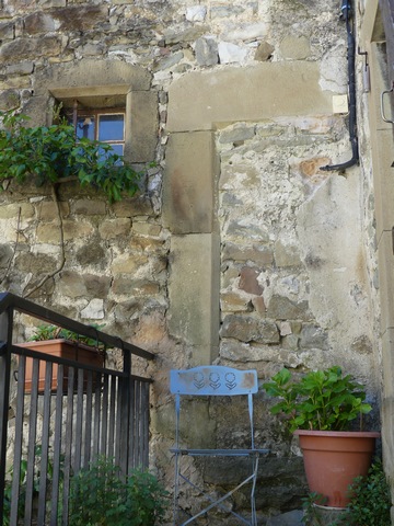 Elévation nord, deuxième niveau. Ancienne porte du logis à encadrement chanfreiné (murée).