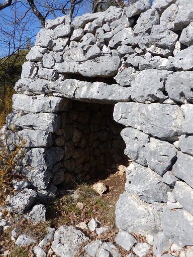 Cabane de Garavagne (2023 F 132). Encadrement de l'entrée. 