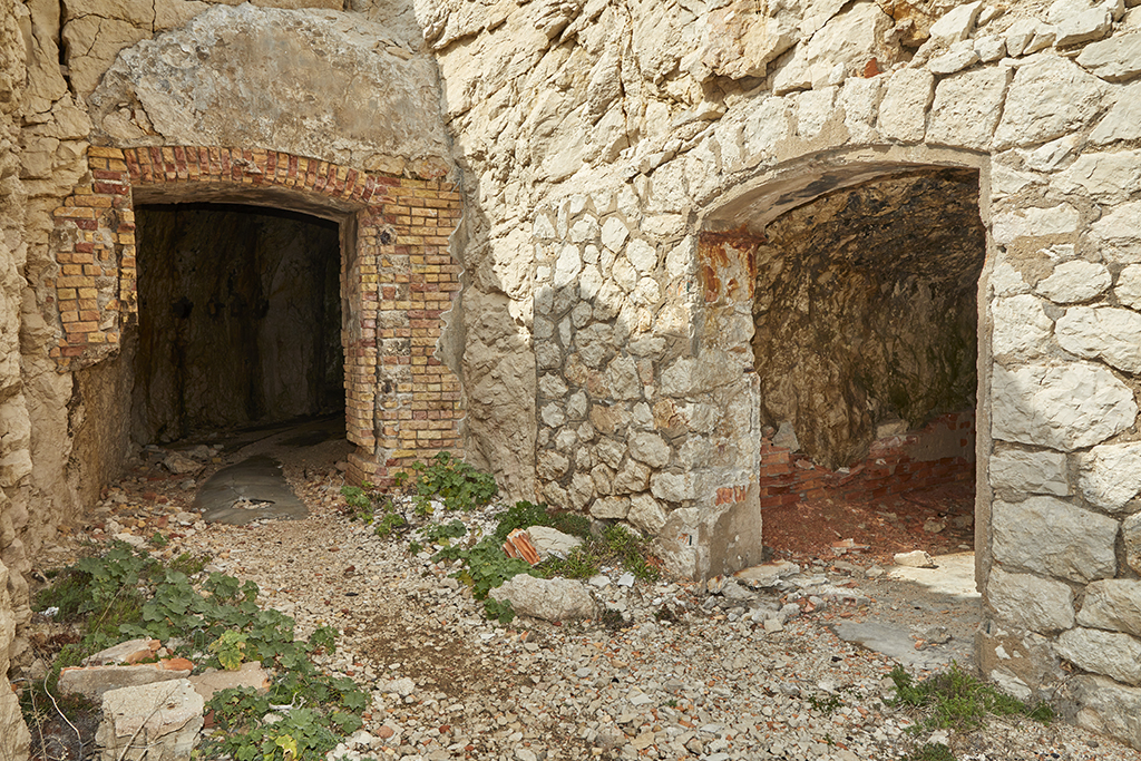 Poste photo-électrique, portes de la galerie en caverne et du magasin à munitions 