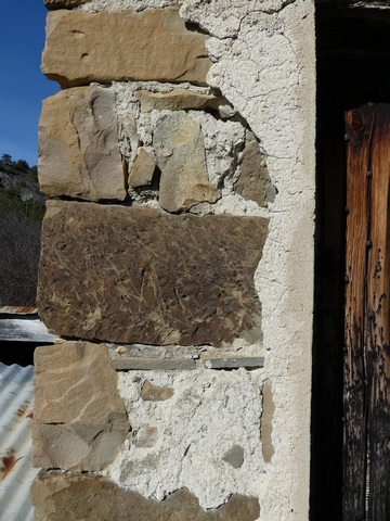 Pignon sud, deuxième niveau. Moellons équarris communs au piédroit de la porte du logis et à la chaîne d'angle.