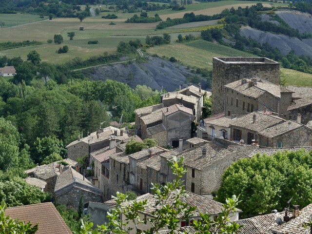 Vue partielle du bourg et de la Grande Rue, prise du nord.