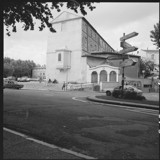 couvent de dominicains puis théâtre actuellement banque et immeuble à logements