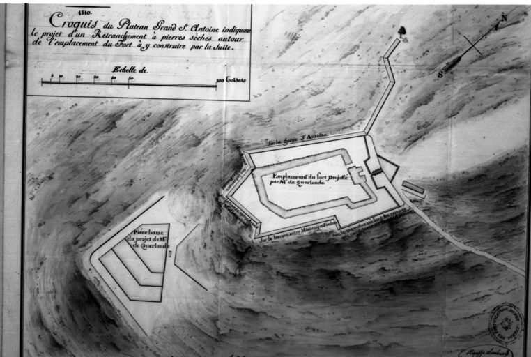 Croquis du plateau Grand St Antoine indiquant le projet de retranchement à pierres sèches autour de l'emplacement du Fort à y construire par la suite. 1811.