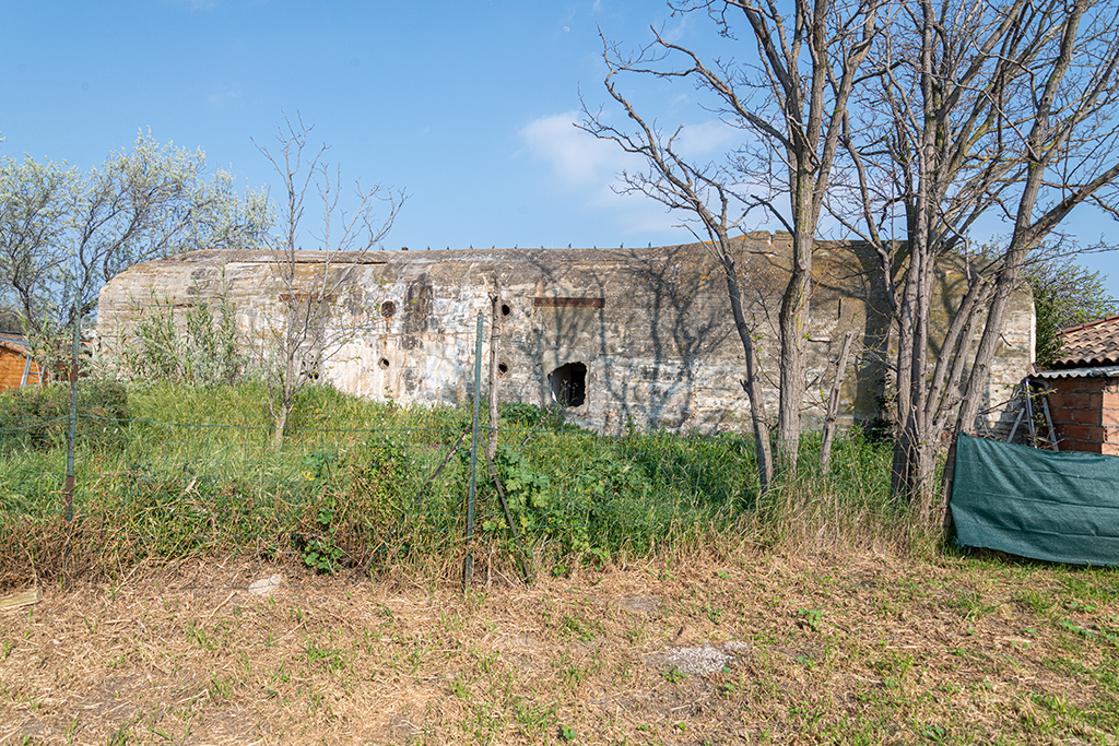 Troisième casemate-abri passive-type Regelbau 621, face de gorge avec portes murées.
