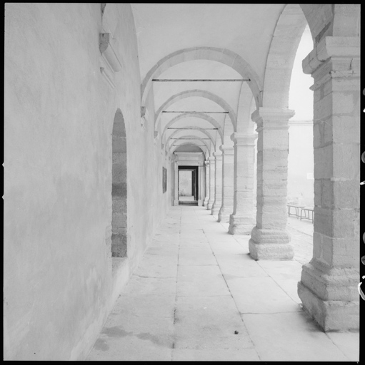 Galerie sud, vue perspective vers la porte ouest.