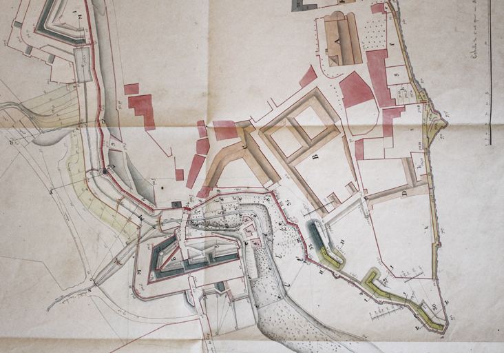 [Place d'Embrun, plan général avec projets de batteries 30-32-33 et corne de la porte de Gap 8], 1837.