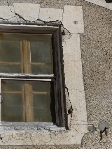  Fenêtre avec décor peint de faux encadrement. Maison située au village d'Antonaves (parcelle 1983 A2 408).