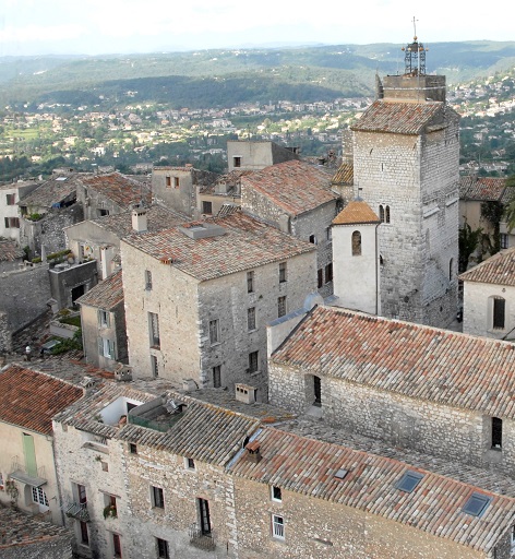 Vue aérienne du bourg de Saint-Paul-de-Vence prise de l'ouest avec la maison étudiée au centre de l'îlot au premier plan.