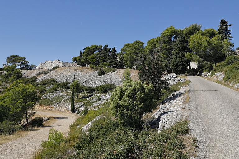 Ensemble des abords du front de gorge de l'ouvrage, route d'accès (à droite) et chemin secondaire.