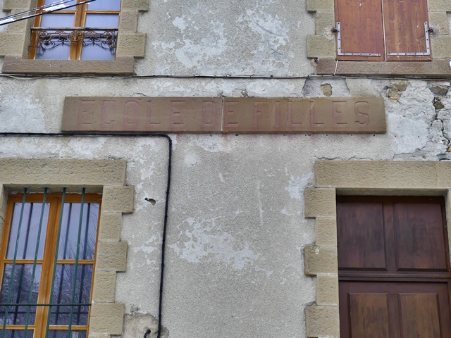 Elévation nord, pierre d'inscription : « ECOLE DE FILLES ».