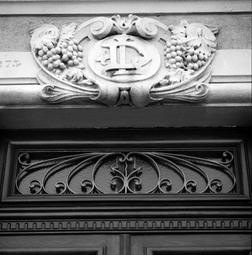 Façade antérieure nord-ouest, détail du cartouche de la porte d'entrée.