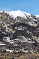 Vue d'ensemble de la plaine haut-thoramaise l'hiver avec le village dominé par la montagne de Chamatte, depuis les contreforts de la montagne de Cordeil au sud.