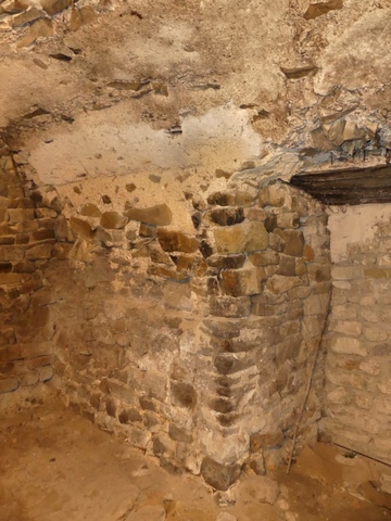 Courtine ouest. Epaisseur de la maçonnerie de l'enceinte, dans une cave de maison.