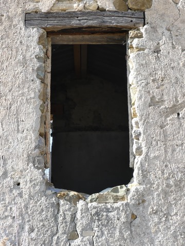Pignon est, deuxième niveau. Fenêtre du logis.