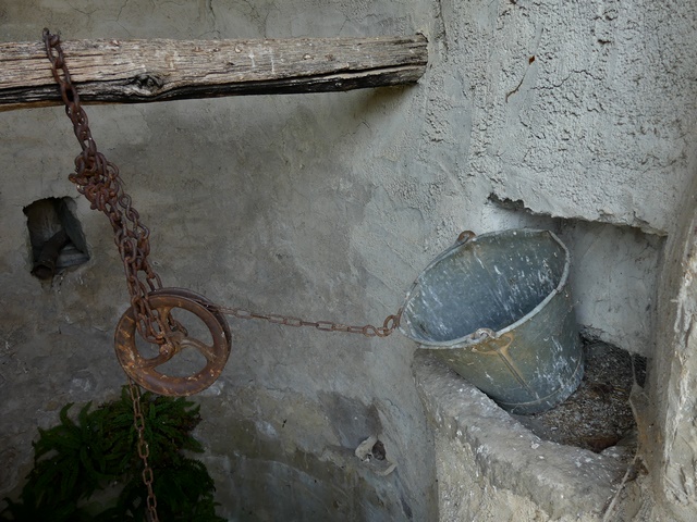 Puits. Niche pour le seau.
