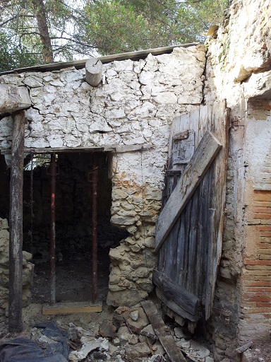 Resserre, élévation sud. Porte d'entrée de la resserre, avant les travaux de 2012.