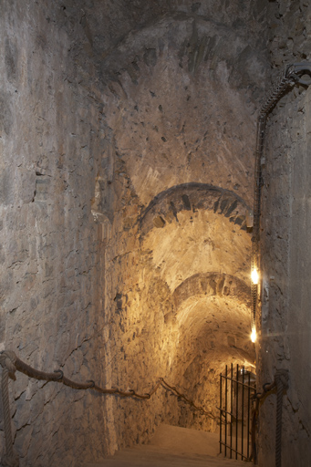 Escalier voûté entre le rez-de-chaussée et la galerie annulaire de soubassement.